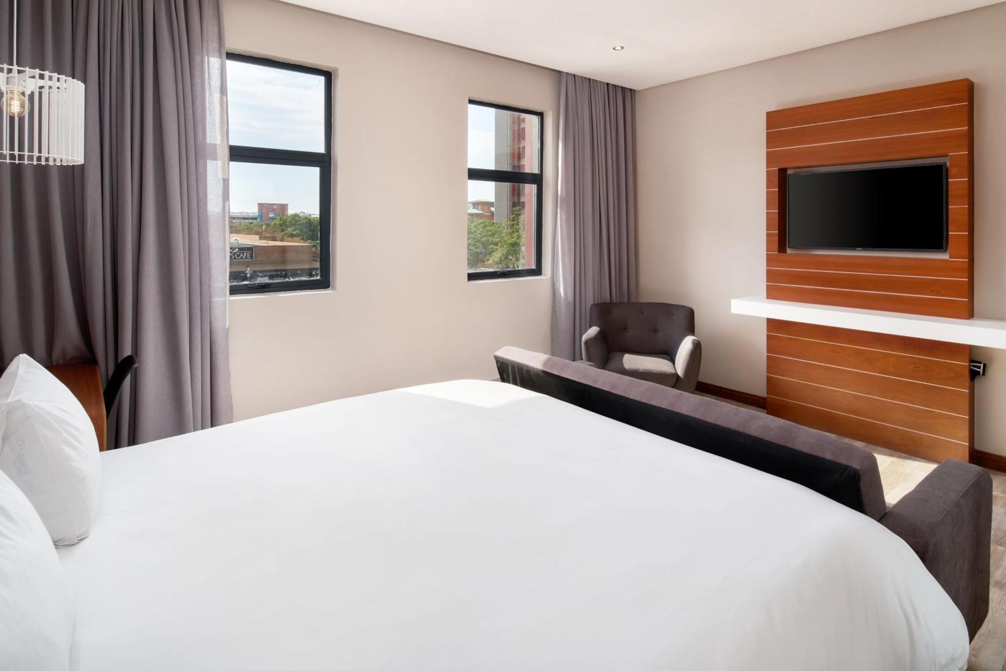 Protea Hotel By Marriott Pretoria Hatfield Bilik gambar