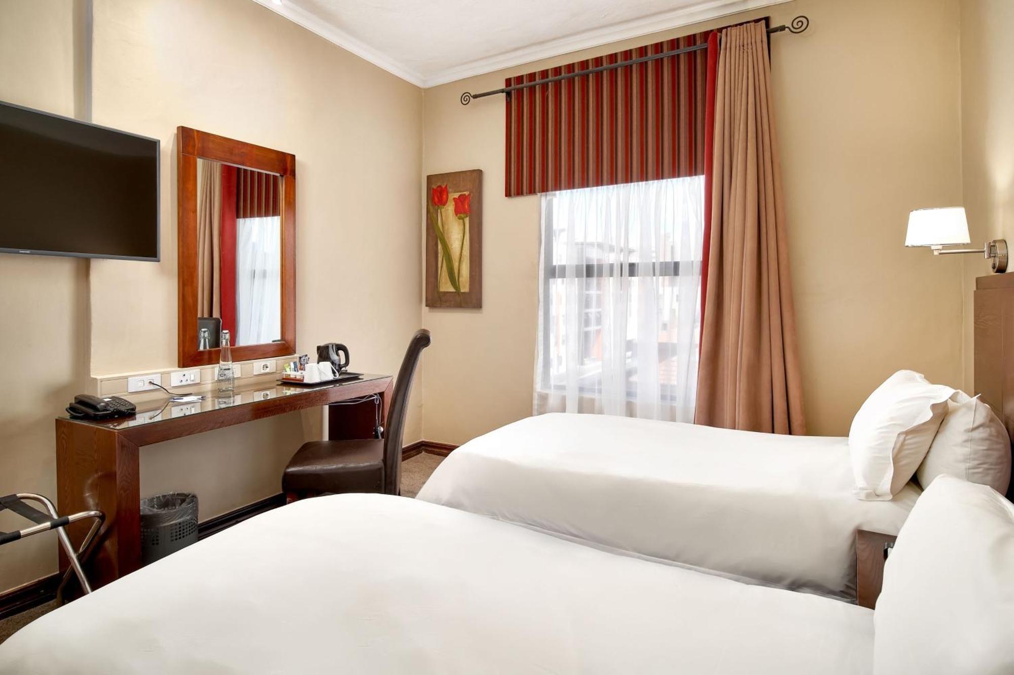 Protea Hotel By Marriott Pretoria Hatfield Bilik gambar