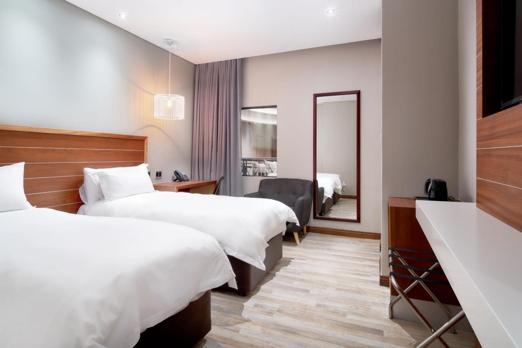 Protea Hotel By Marriott Pretoria Hatfield Bilik gambar