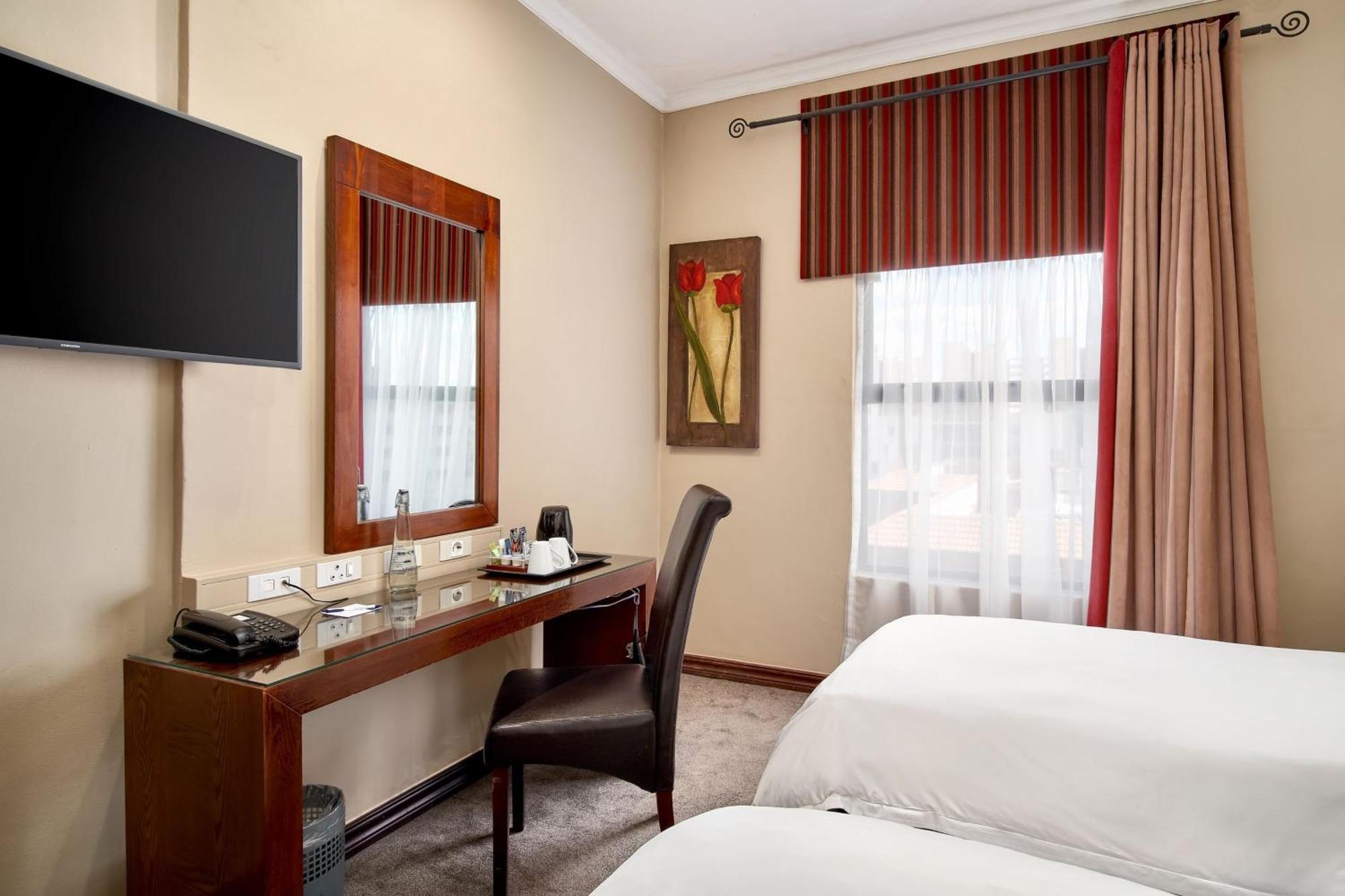 Protea Hotel By Marriott Pretoria Hatfield Bilik gambar