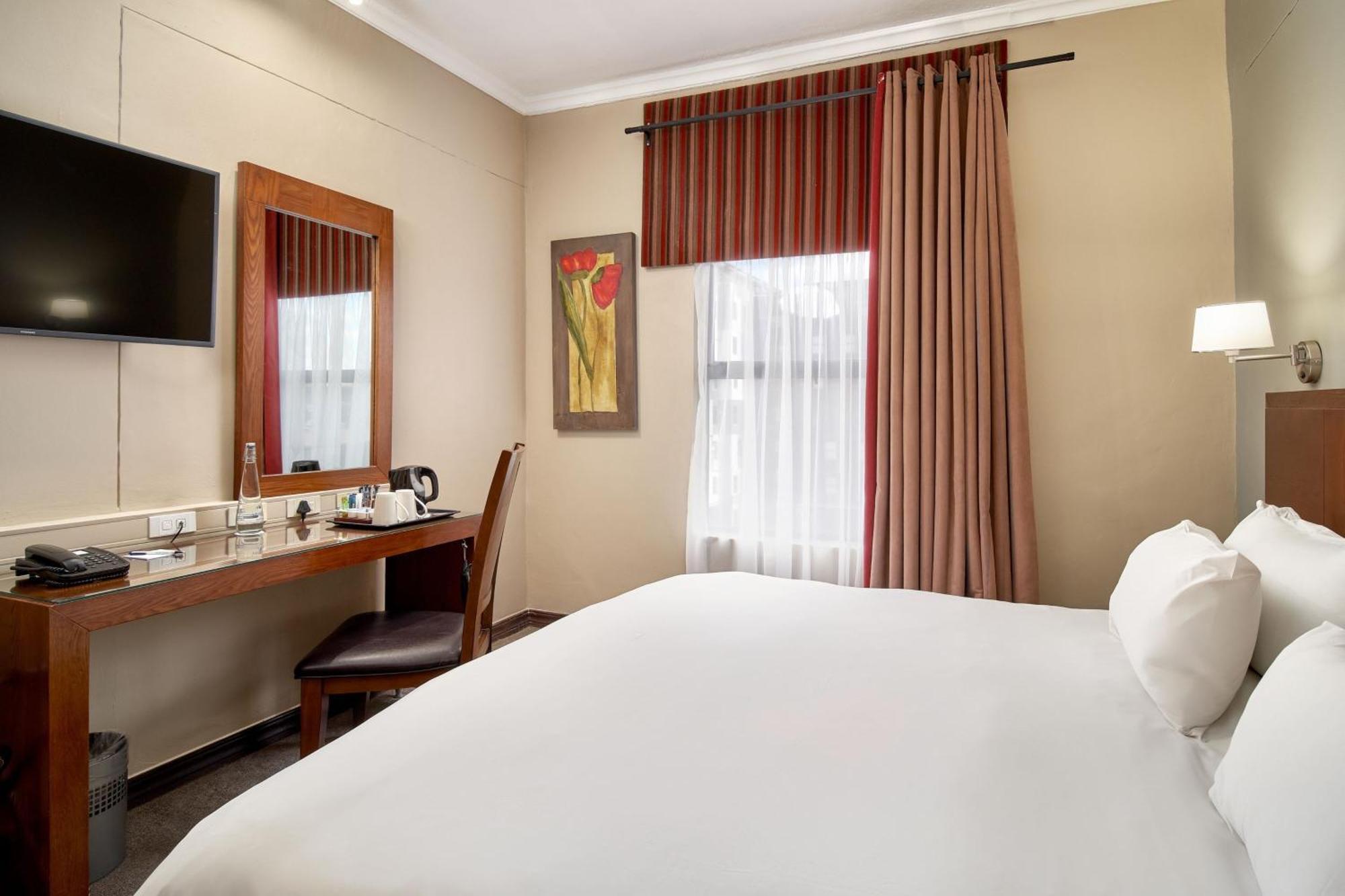 Protea Hotel By Marriott Pretoria Hatfield Bilik gambar